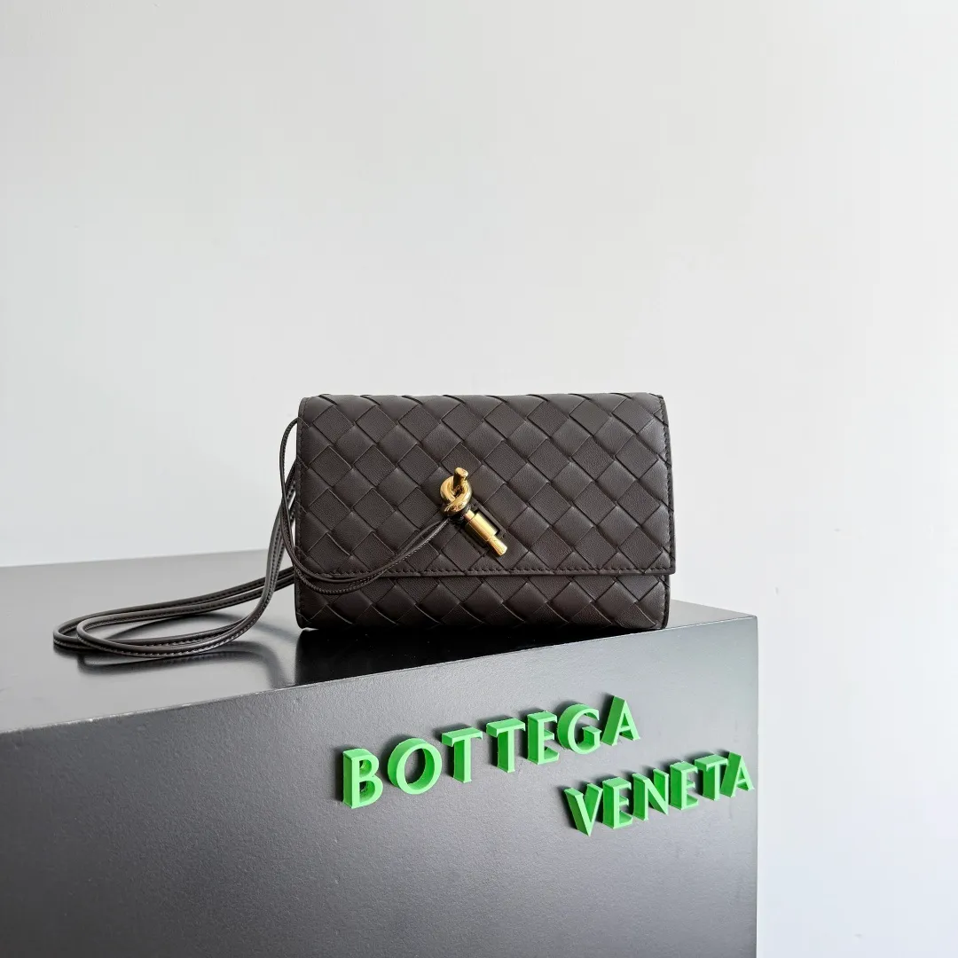 Batch 1560 Bottega Veneta 2025 early autumn series Andiamo handbag, a really good bag, mini crossbody bag, classic woven leather clutch, metallic button and rope closure, simple but not simple, elegant texture, elegant weaving attitude. Style number: 836940 Size: 19*12.6*2cm